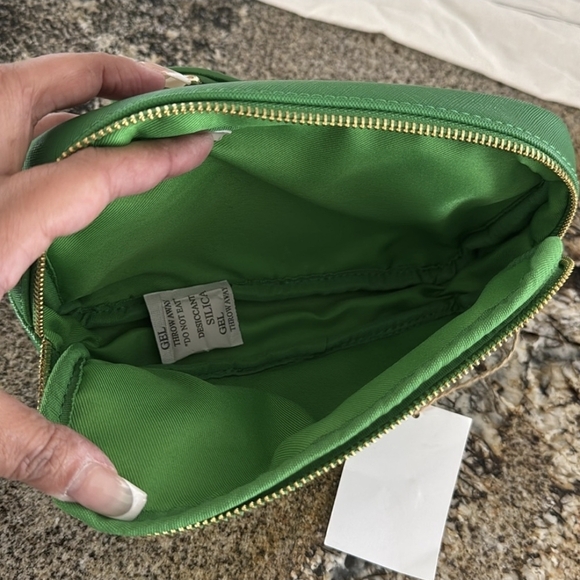 LA TC  8” W X 5” H X 2” Stylish Green Crossbody BELT Bag & Gold Accent LUXURY - Picture 4 of 7